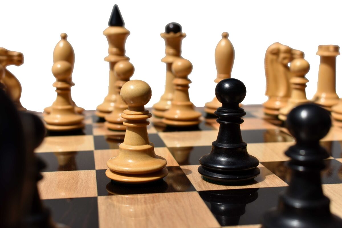 The Shkolnik Series version II soviet reproduction Chess set Boxwood & Ebonized 3.5" King with 1.75" Square Chess board-7184